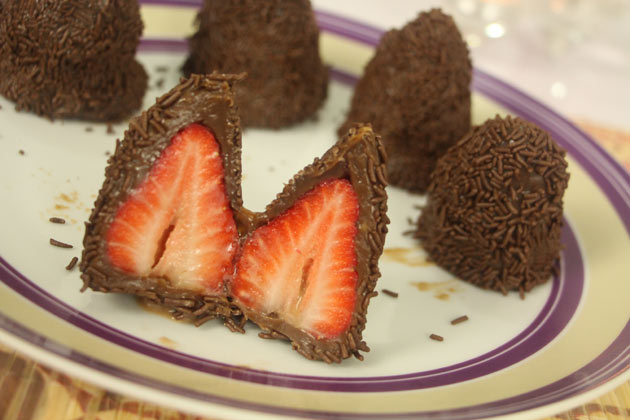 Coxinha de brigadeiro com morango coxinhadebrigadeiro,brigadeiro,coxinhadoce