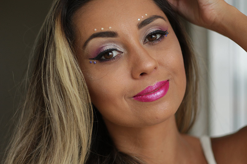 Maquiagem para Carnaval [PASSO A PASSO FÁCIL] - Aprenda a fazer uma linda maquiagem colorida e com glitter para arrasar no carnaval! Passo a passo com fotos para você copiar. VEJA.