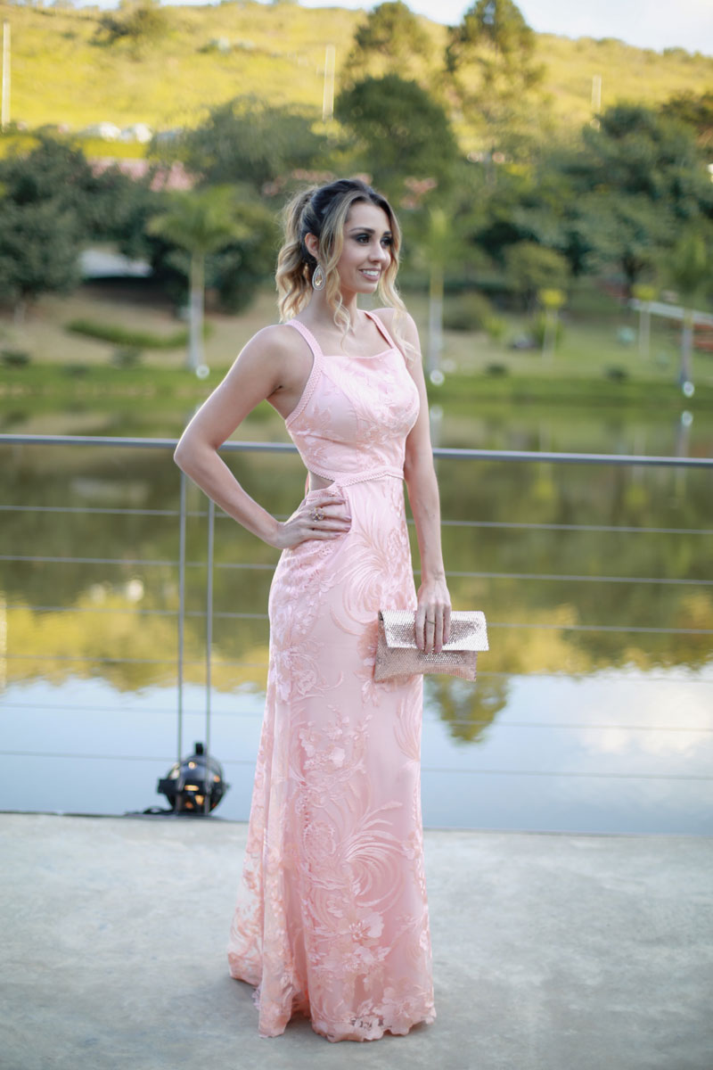 Vestido para convidada de casamento, veja um lindo modelo de vestido de festa que pode ser usado por convidadas ou até mesmo madrinhas #casamentoniinaegui #vestidodefesta #vestidomadrinha #vestidocasamento