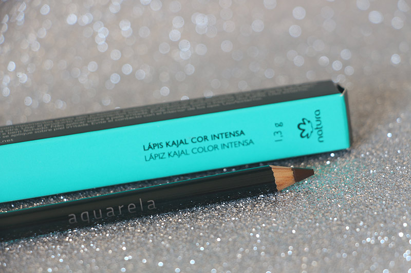 Lápis Kajal Natura Aquarela [RESENHA COMPLETA COM FOTOS] - quer saber todos os detalhes desse lápis para olhos da Natura?! Confira o melhor post cheio de fotos e informações. #maquiagem #resenha #natura #produtos #teste #lapisolhos #lapismarrom