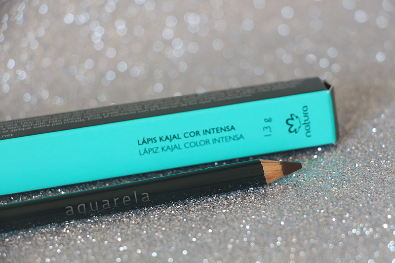 Lápis Kajal Natura Aquarela [RESENHA COMPLETA COM FOTOS] - quer saber todos os detalhes desse lápis para olhos da Natura?! Confira o melhor post cheio de fotos e informações. #maquiagem #resenha #natura #produtos #teste #lapisolhos #lapismarrom