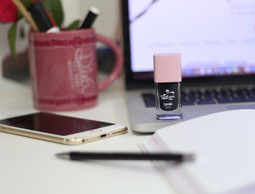 ESMALTE PRETO CAMILE T.BLOGS - resenha completa deste novo esmalte preto que chegou no mercado, será que ele tem boa cobertura e duração? Confira todos os detalhes.