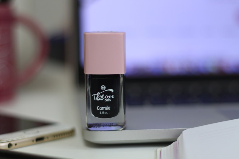 ESMALTE PRETO CAMILE T.BLOGS - resenha completa deste novo esmalte preto que chegou no mercado, será que ele tem boa cobertura e duração? Confira todos os detalhes.