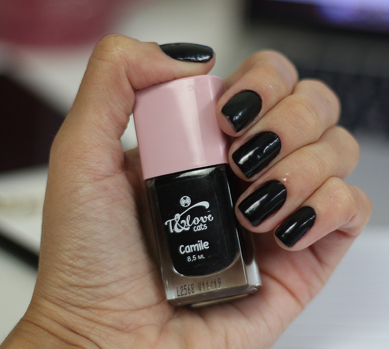 ESMALTE PRETO CAMILE T.BLOGS - resenha completa deste novo esmalte preto que chegou no mercado, será que ele tem boa cobertura e duração? Confira todos os detalhes.