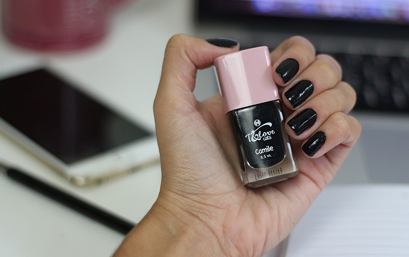 ESMALTE PRETO CAMILE T.BLOGS - resenha completa deste novo esmalte preto que chegou no mercado, será que ele tem boa cobertura e duração? Confira todos os detalhes.