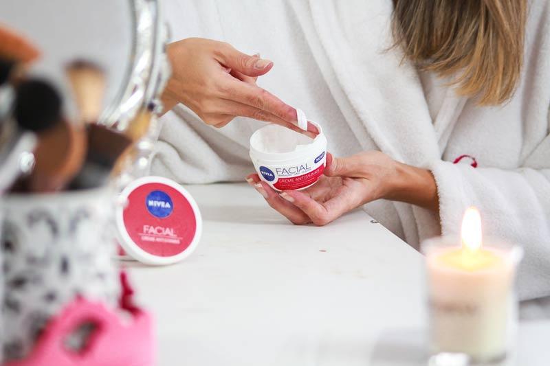 Creme Facial Nivea Antissinais - resenha completa deste creme da Nívea que promete suavisar linhas e rugas, hidratar e cuidar da pele. Veja o que achei.